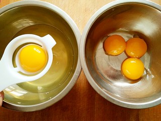 2、豆乳盒子（平底锅版，无奶油不甜腻）,先来做海绵蛋糕。将蛋清，蛋黄分离，置于无水无油的干净容器中。