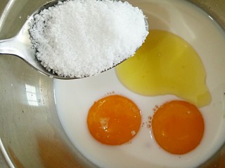 3、豆乳盒子（平底锅版，无奶油不甜腻）,在70g牛奶中加入15g橄榄油，2个蛋黄和20g白糖。
