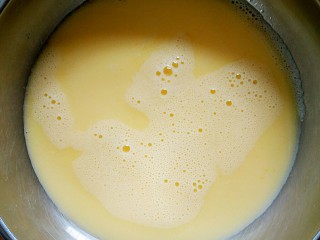 4、豆乳盒子（平底锅版，无奶油不甜腻）,用蛋抽搅打均匀至充分乳化。