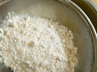 5、豆乳盒子（平底锅版，无奶油不甜腻）,在搅打均匀的蛋液中筛入80g低粉。