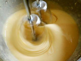 6、豆乳盒子（平底锅版，无奶油不甜腻）,用电动打蛋器搅打均匀至无颗粒状粉糊备用。