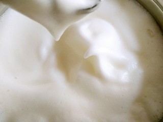 7、豆乳盒子（平底锅版，无奶油不甜腻）,20g白糖分三次加入4个蛋清中，用电动打蛋器打发，起小勾状就可以了。