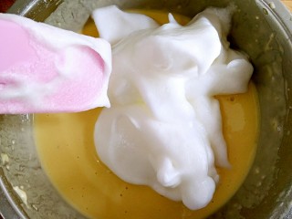 8、豆乳盒子（平底锅版，无奶油不甜腻）,将三分之一的打发蛋白加入步骤6打好的粉糊中。