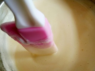 9、豆乳盒子（平底锅版，无奶油不甜腻）,用硅胶搅拌刀翻来翻去的搅拌，注意一定不要画圈搅拌！