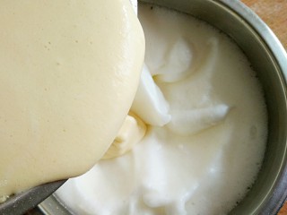 10、豆乳盒子（平底锅版，无奶油不甜腻）,将上面步骤中搅拌均匀的粉糊再倒入剩下的三分之二的打发蛋白中。