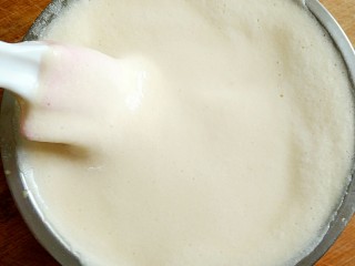 11、豆乳盒子（平底锅版，无奶油不甜腻）,同样是用翻来翻去的搅拌方法，用硅胶刀搅拌均匀。