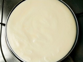 12、豆乳盒子（平底锅版，无奶油不甜腻）,将搅拌均匀的蛋糕糊倒进不沾平底锅中震一下气泡，加盖小火慢烘。（锅中不用放油）