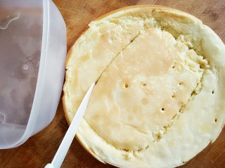 14、豆乳盒子（平底锅版，无奶油不甜腻）,烘好的海绵蛋糕出锅后按照盒子底部大小切出形状。