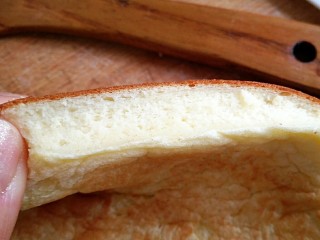 15、豆乳盒子（平底锅版，无奶油不甜腻）,切好的蛋糕片，放进盒子中。