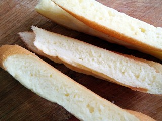 16、豆乳盒子（平底锅版，无奶油不甜腻）,切下来的边角料，蛋糕组织是不是感觉还不错啊？平底锅做海绵蛋糕也是非常强大的昂！