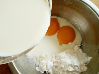 17、豆乳盒子（平底锅版，无奶油不甜腻）,下面来做豆乳馅。2个蛋黄，20g白糖，20g玉米淀粉，10g低粉，加入250ml豆浆。（早上打的豆浆，剩了这么一碗，晚上想法儿把它消耗掉，勤俭节约，杜绝浪费哦！）