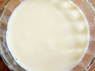 18、豆乳盒子（平底锅版，无奶油不甜腻）,用蛋抽搅打均匀至无颗粒状。