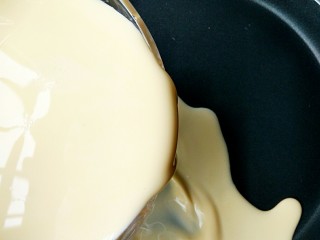 19、豆乳盒子（平底锅版，无奶油不甜腻）,将搅打好的豆乳倒进平底锅中。