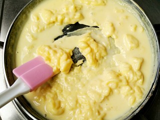 20、豆乳盒子（平底锅版，无奶油不甜腻）,锅中不用放油，小火慢慢加热，同时用硅胶刮刀不停搅拌。