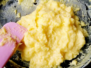 21、豆乳盒子（平底锅版，无奶油不甜腻）,搅拌至粘稠状。