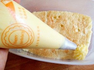 22、豆乳盒子（平底锅版，无奶油不甜腻）,晾凉，放进裱花带中，在海绵蛋糕上挤上一层豆乳馅。（请原谅我需要拯救的裱花技术，捂脸（*/∇＼*））