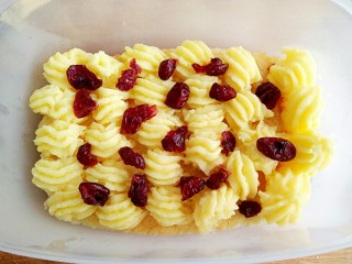 23、豆乳盒子（平底锅版，无奶油不甜腻）,在挤好豆乳馅的蛋糕上面可以根据个人喜好加蔓越莓或其他水果坚果等。