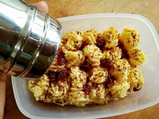 24、豆乳盒子（平底锅版，无奶油不甜腻）,同样的方法再铺一层海绵蛋糕，挤一层豆乳馅，最后撒上蔓越莓和可可粉。