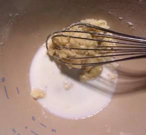 3、拜拜蛋糕,加入牛奶搅拌