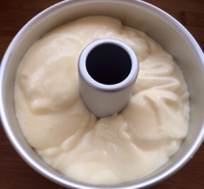 9、拜拜蛋糕,将完成的蛋糕糊从高处倒入模具