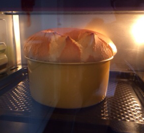 11、拜拜蛋糕,入提前预热好的烤箱下层，将模具放置在烤盘上，入炉前震模排出多余气泡