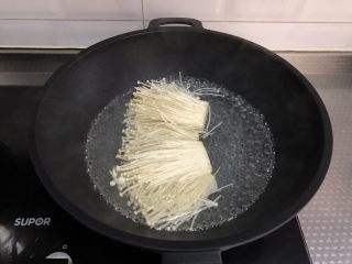 3、酸汤肥牛（微辣版）,金针菇洗净去根，开水下锅焯熟，大概2分钟