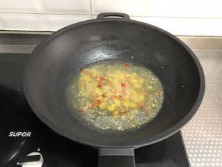 7、酸汤肥牛（微辣版）,加入一大碗开水和泡泡椒的水