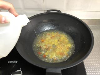 8、酸汤肥牛（微辣版）,倒入稍多白醋