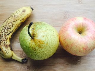 1、酒酿水果羹,家里的剩水果再不吃掉都快坏掉了