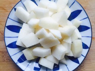 6、酒酿水果羹,雪梨洗干净削皮切小块备用