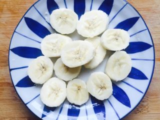 8、酒酿水果羹,香蕉剥皮切块片备用