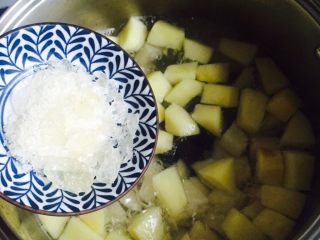 12、酒酿水果羹,加入冰糖