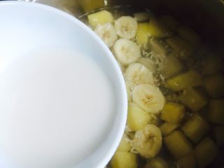 15、酒酿水果羹,倒入水淀粉勾芡