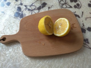 3、宝宝零添加健康零食蛋黄溶豆,取一个柠檬对半切开