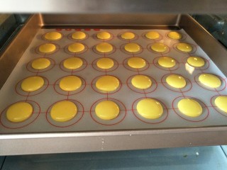 13、宝宝零添加健康零食蛋黄溶豆,放入预热好的烤箱中层，上下火100°烤25分钟