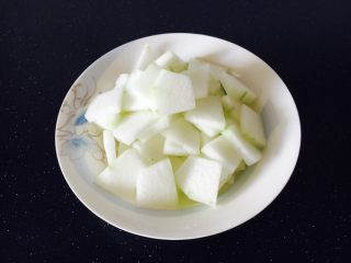3、冬瓜薏仁排骨汤,冬瓜切片备用