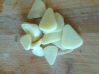 6、鸡蛋炒秋葵,蒜切片