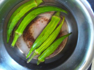 8、鸡蛋炒秋葵,锅烧开水，放入几点食用油和适量的盐，再放入秋葵焯凉分钟，捞出过凉