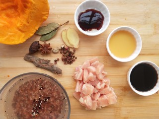 1、这份不会胖的卤肉饭，藜麦南瓜鸡胸卤肉饭，合你意吗？,准备好所有食材。先煮上鸡蛋。