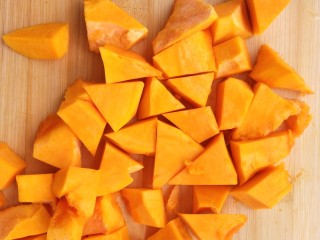 2、这份不会胖的卤肉饭，藜麦南瓜鸡胸卤肉饭，合你意吗？,南瓜切块