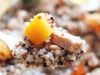 3、这份不会胖的卤肉饭，藜麦南瓜鸡胸卤肉饭，合你意吗？,藜麦需要泡发至发芽去壳，同时蒸上南瓜，10分钟。