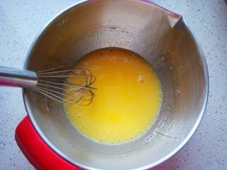 4、红枣紫薯戚风蛋糕,搅拌均匀。