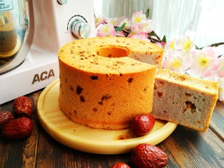 16、红枣紫薯戚风蛋糕,成品图，组织柔软！似云朵般的轻盈。