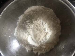 4、黄金小馒头,准备适量的面粉