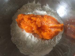 5、黄金小馒头,加入南瓜泥