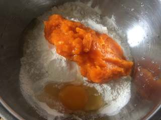 6、黄金小馒头,加入鸡蛋