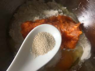 8、黄金小馒头,加入酵母粉