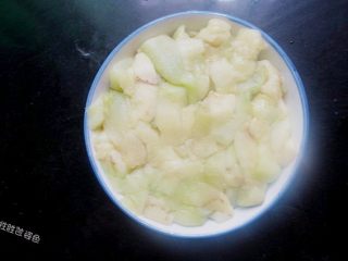 7、油泼酸辣茄子,把挤过水的茄子，按压在小碗里