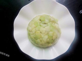 8、油泼酸辣茄子,倒扣在盘子里面