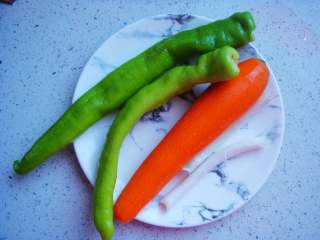 1、青椒炒肉丁,青椒、胡萝卜、葱清洗干净备用。